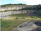 Extraction de matériaux : on compte 15 sites d’extraction en activité dans le périmètre du site Natura 2000. Ces carrières permettent la production de granulats destinés à la voirie mais aussi de pierres de taille pour la construction.