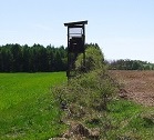 Chasse et pêche : ces deux activités sont très présentes dans le site Natura 2000. On chasse essentiellement le gros gibier au Nord (sanglier, chevreuil, cerf) et le gros comme le petit gibier au Sud. La pêche se concentre dans les vallées de l’Ouche et du Rhoin, avec 193 km de cours d’eau disponibles.