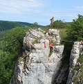 Escalade : les falaises du site Natura 2000 sont réputées pour l’escalade, notamment dans les combes de la Côte dijonnaise, à Bouilland et au Cirque du Bout du Monde. Au total, plus de 1 000 voies sont équipées. Certains sites sont concernés par un arrêté de protection de biotope qui interdit l’escalade en période de nidification du Faucon pèlerin ou du Hibou Grand-duc.